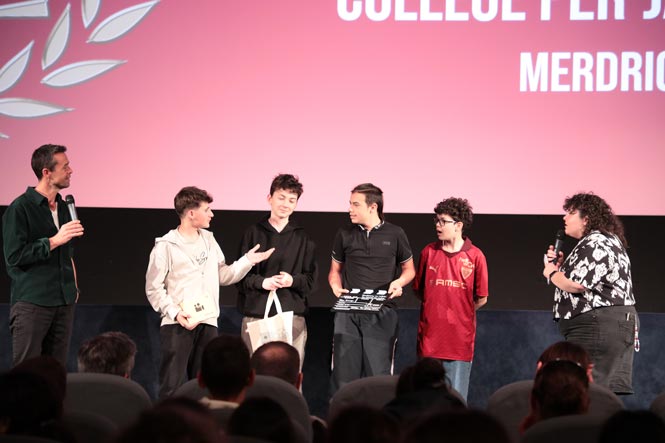 Les animateurs remettent un prix à une équipe