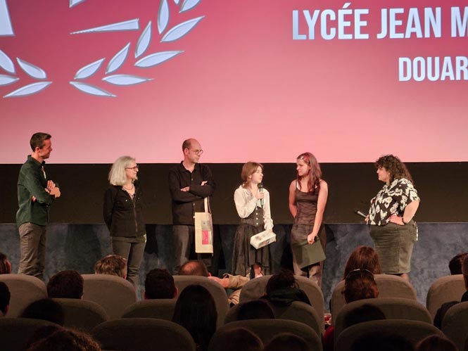 Une équipe reçoit son prix