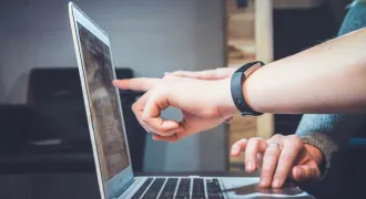 Jeunes devant un écran d'ordinateur
