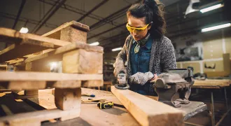 Une élève à un établi de travail