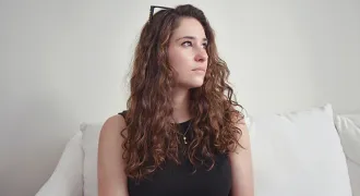 Femme assise sur un canapé