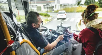 Un chauffeur de car avec un usagerr