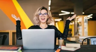 Femme joyeuse face à son écran