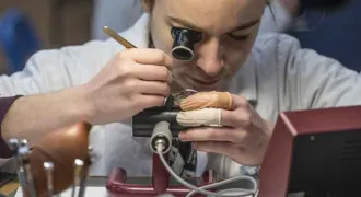 Jeune fille réparant une montre