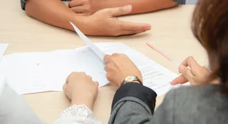 Trois personnes en entretien