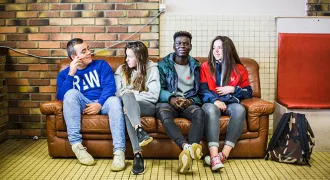 Jeunes sur canapé