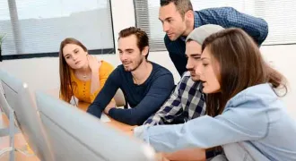 Jeunes devant un écran d'ordinateur