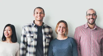 Personnes souriantes et impliquées