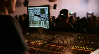 Un ingénieur du son lors d'un concert