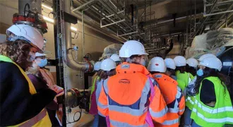 Des collégiennes visitent une usine pendant la Smart city week.