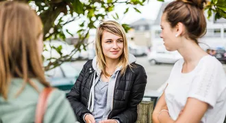 Trois lycéennes discutent ensemble