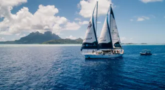 Un bateau en mer