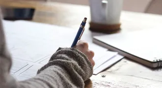 Une personne rédige un document