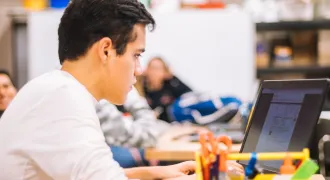 Un jeune devant son PC