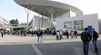 Des étudiants devant l'université.