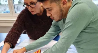 Un élève et une enseignante travaillent sur un patron