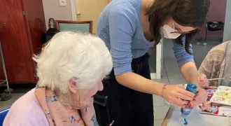 Elève qui prépare une animation pour les personnes âgées