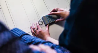 Elève une utilisant un boitier de métrage lors d'un cours de modélisme