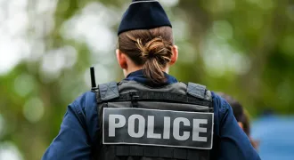 Une policière de dos