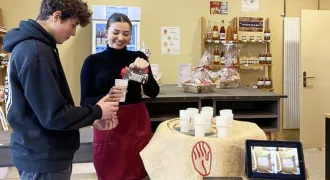 Deux élèves organisent un atelier de dégustation de café
