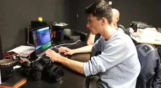 Hugo en plein montage de la dernière vidéo Jobjectif.