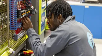 Un élève en atelier pratique