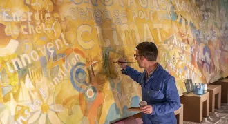 Une personne peint une fresque 