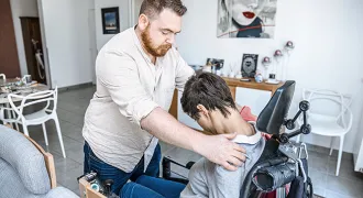 Un accompagnant éducatif et social au domicile d'un patient