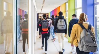 Elèves dans un couloir