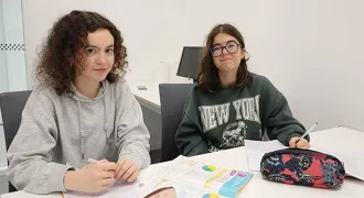 Agathe et Zélie sont scolarisées au lycée Bréquigny.