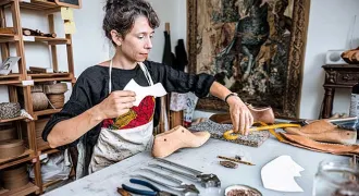 Claire Daubé exerce son métier de bottière à Beaucé en Ille-et-Vilaine.