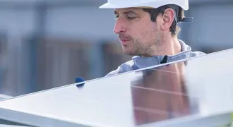 Un professionnel installe un panneau solaire