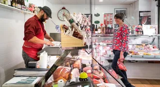Un boucher sert une cliente