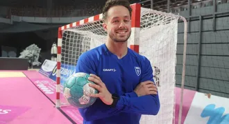 Tom Folain sur un terrain de handball tient un ballon dans la main