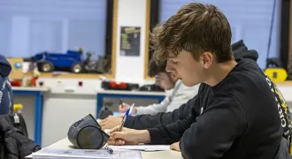 Un élève pendant un cours en classe au lycée Colbert à Lorient (56)