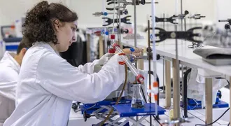 Lycéenne en laboratoire