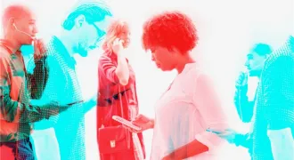 Individus consultant leur portable