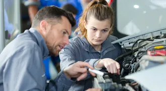 Une stagiaire dans un garage automobile