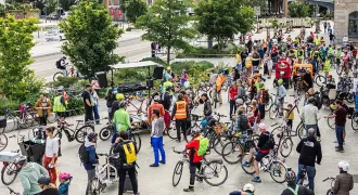 Une foule de personnes à vélo.
