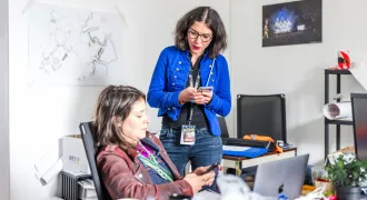 Carol Meyer, à droite, est la directrice du festival Art Rock.