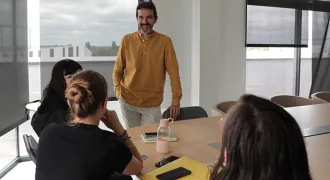 Fabrice Pluriel de Face Ille-et-Vilaine discute avec les stagiaires.