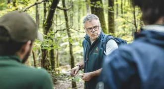 Eric Sinou en forêt avec du public
