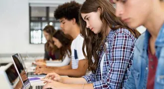 Des élèves en classe travaillent sur ordinateur