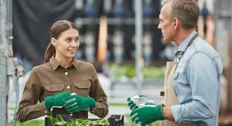Un maître de stage explique son métier de maraîcher à une stagiaire