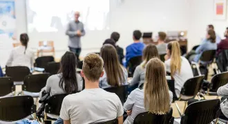Des étudiants dans une salle de classe