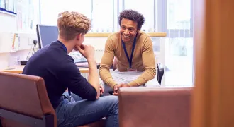 Un jeune discute avec un conseiller