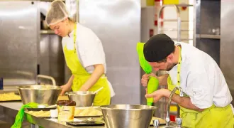 Deux stagiaires en CAP cuisine préparent un repas