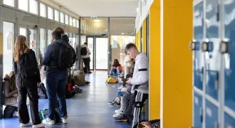 Des élèves dans un couloir.
