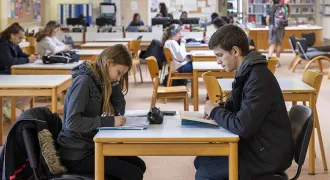 Des élèves au CDI (Centre de Documentation et d'Information) du lycée Colbert à Lorient