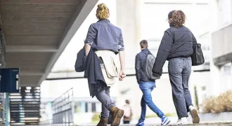 Jeunes entrant dans un établissement